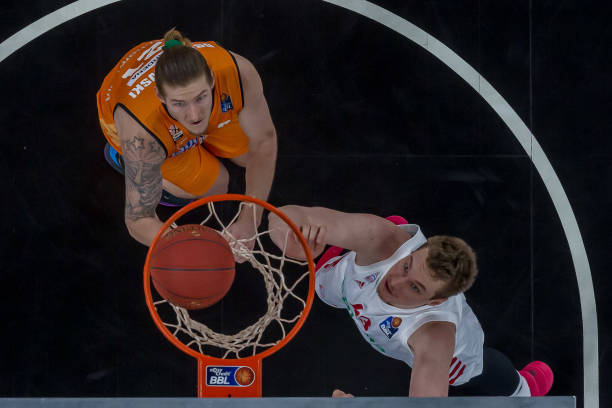 再次出现在 再次出现在